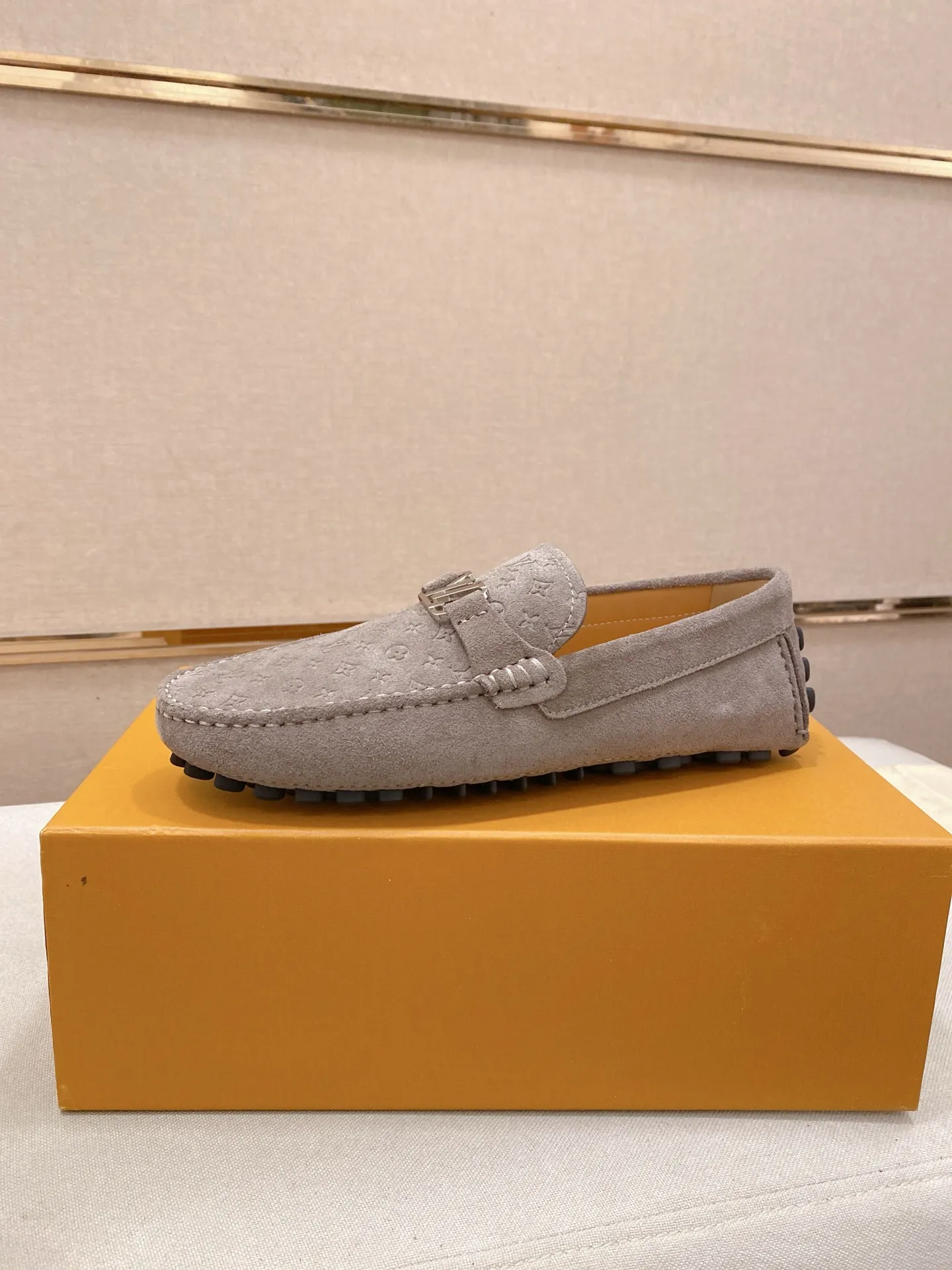 Factory price: 500💰High-end quality! LV 🆕🆕Exclusive hot-selling products in stock🔥🔥New products on the shelves, high-quality Ferragamo men's pea shoes, high-end casual driving shoes, with complete packaging! 💪 💪 Material: Imported suede cowhide 🐂 + Imported high-quality buffalo leather lining + wear-resistant outsole 👍🏻👍🏻 Features: High-end and comfortable, purely handmade 🚀 🚀 Create the perfect shoes that suit you best 🔥 🔥 Size: (38-44) 45 standard size can be customized!